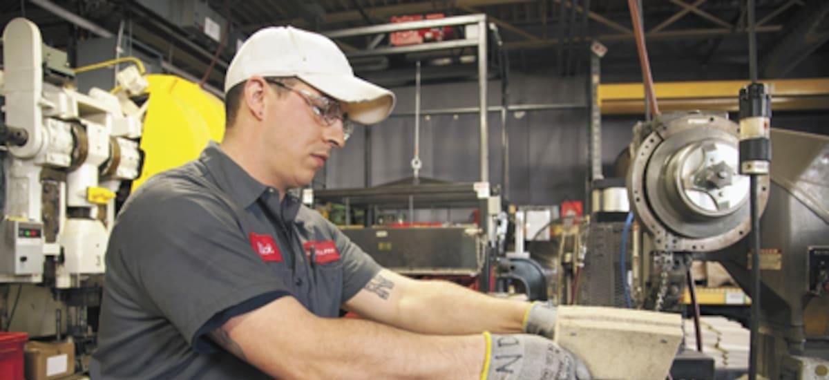 IMEF: La economía arranca 2026 en zona de contracción, la manufactura suma 22 meses de debilidad y los servicios caen