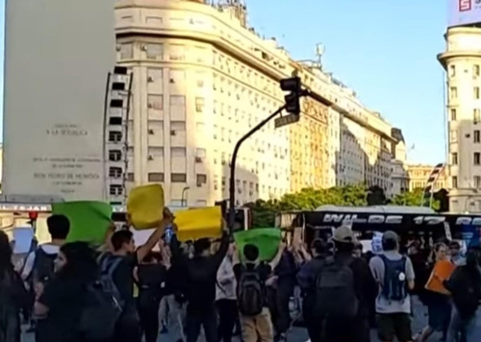 Hubo caos e incidentes en la 9 de Julio en una protesta por la reforma laboral: la marcha se desplazó al Congreso