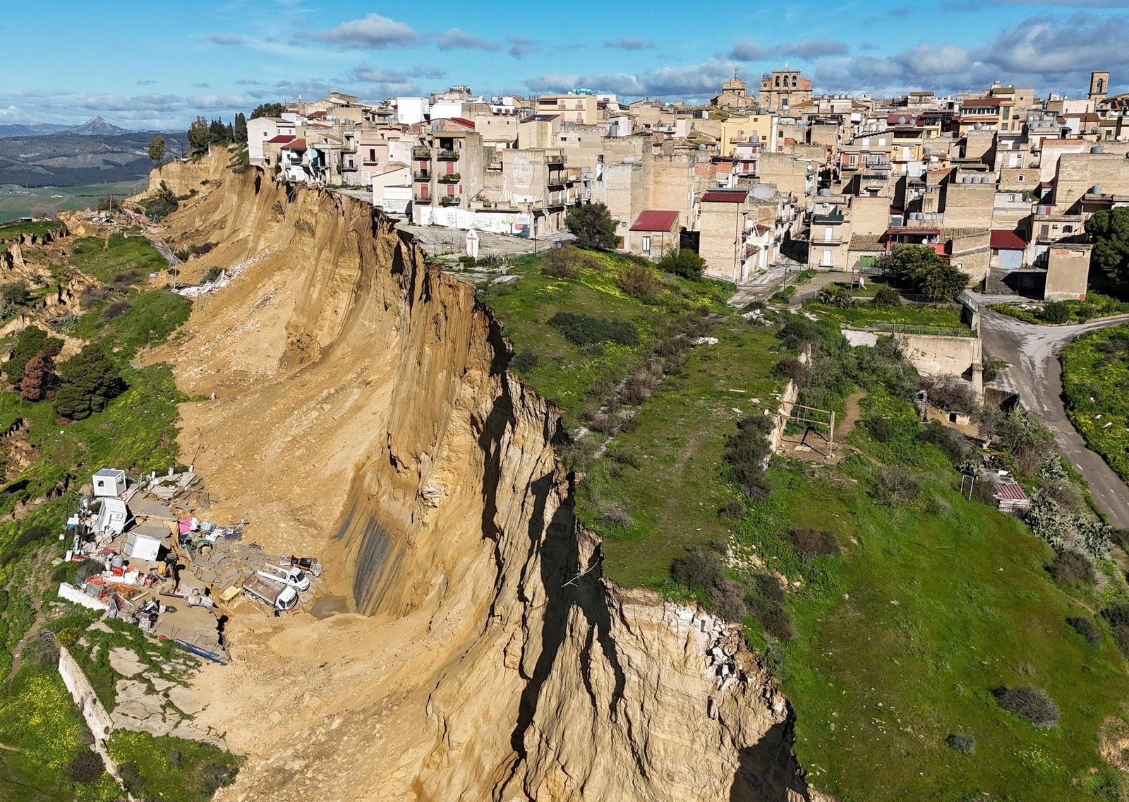 Italia: la tierra se sigue moviendo en Sicilia y una ciudad se hunde en el vacío