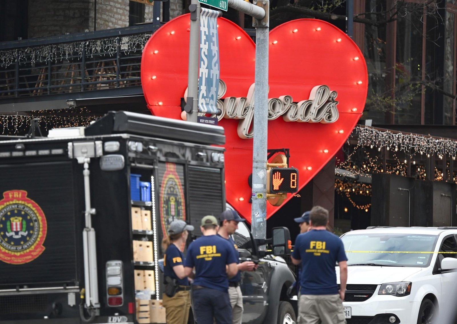 Tiroteo en Texas: las imágenes del sospechoso del ataque al bar en Austin que llevaron a que se investigue como un posible acto terrorista