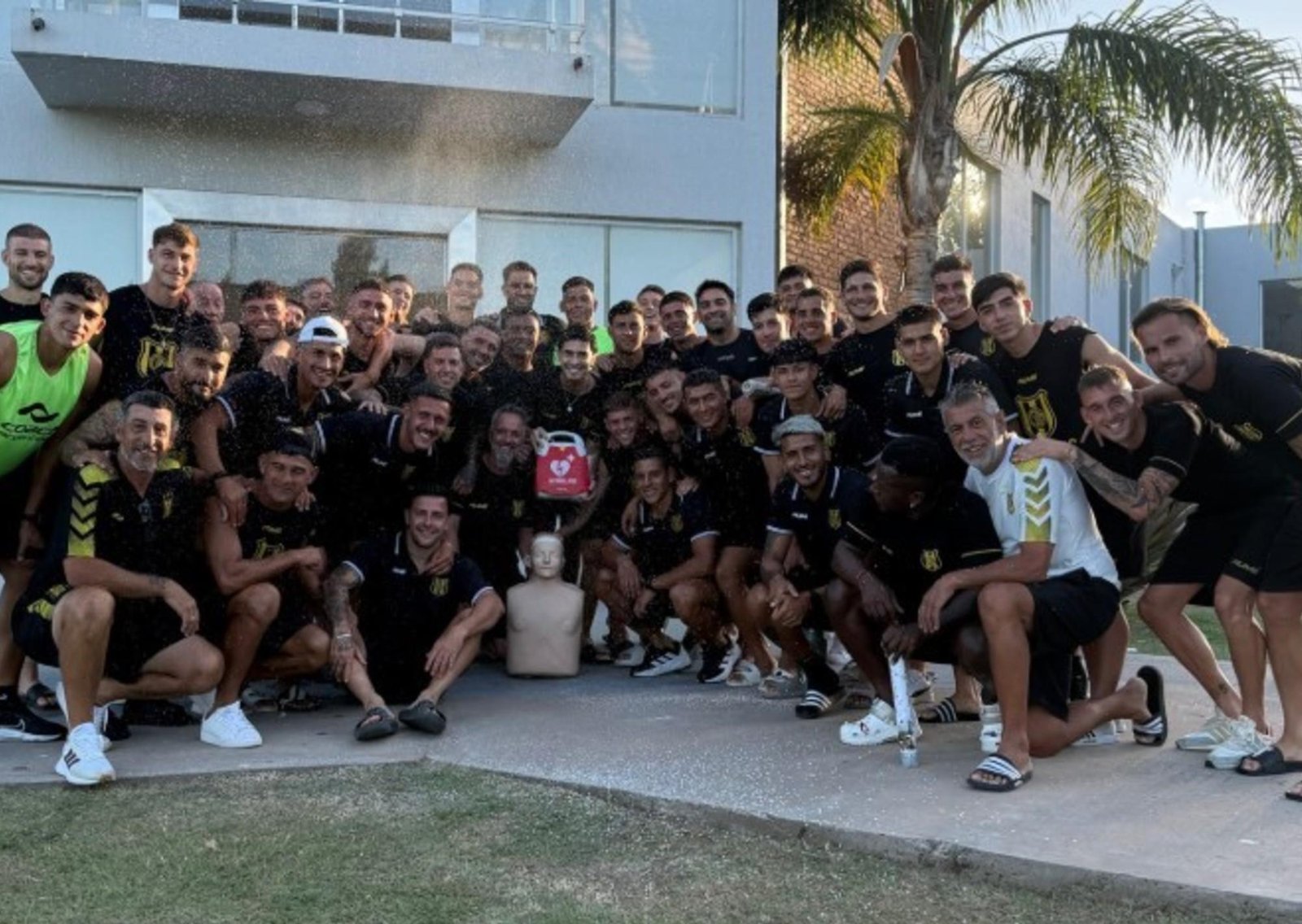 El emotivo reencuentro del arquero que sufrió un paro cardíaco en un entrenamiento con el plantel de Deportivo Madryn