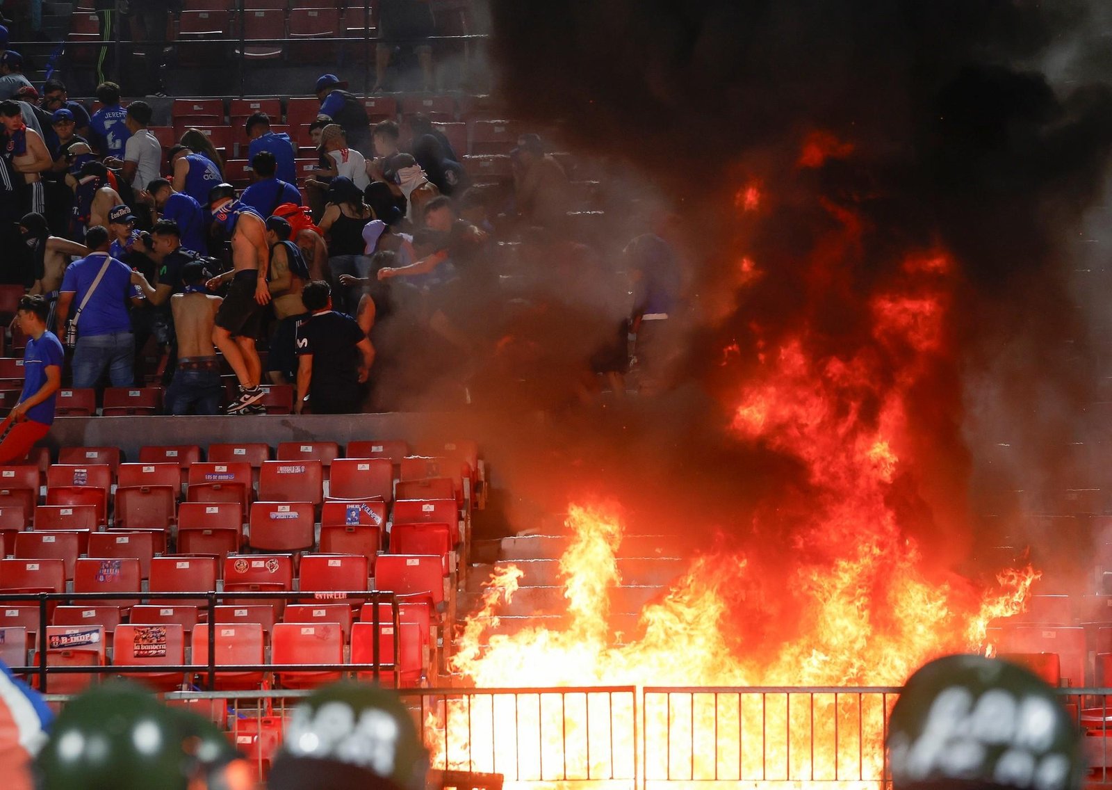 Graves incidentes en Chile con la barra de la U, la del escándalo en Avellaneda: enfrentamiento con la policía y fuego en la tribuna