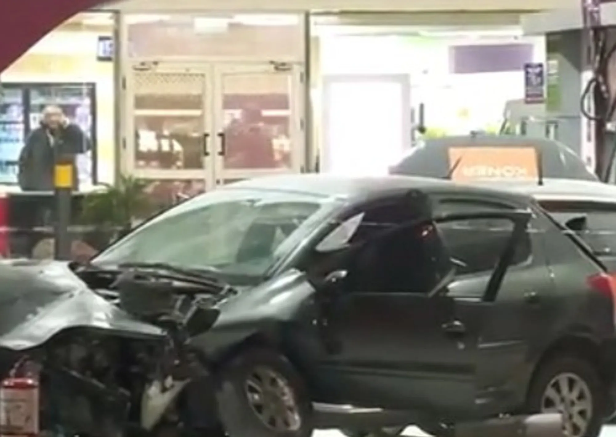 Un auto chocó contra una estación de servicio sobre la General Paz y ardió en llamas: hay tres heridos