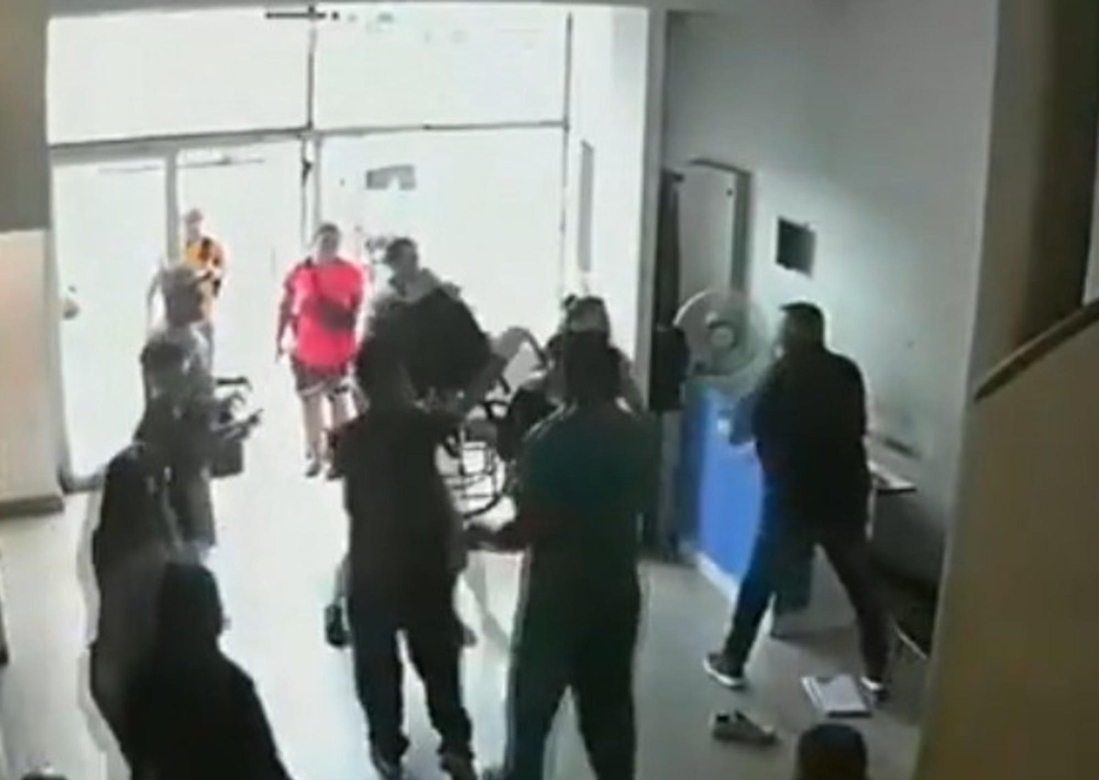 Familiares de un paciente atacaron a sillazos al guardia de seguridad de una clínica de Mar del Plata