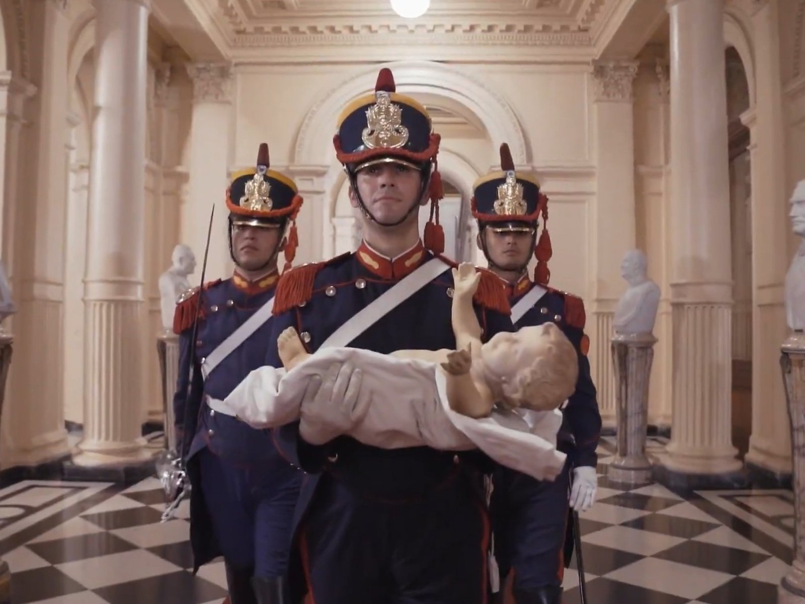 Javier Milei y sus medidas, EN VIVO: el curioso saludo de Navidad de la Casa Rosada, con los granaderos y el niГ±ito JesГєs en andas