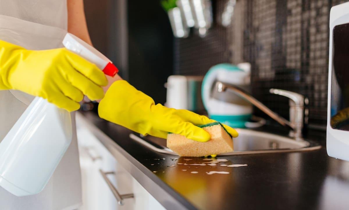 Empleadas domésticas: cuánto cobran en marzo de 2026 con bono incluido