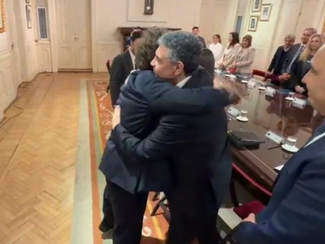 De ignorarlo a fundirse en un abrazo: el cГЎlido saludo de Javier Milei a Jorge Macri
