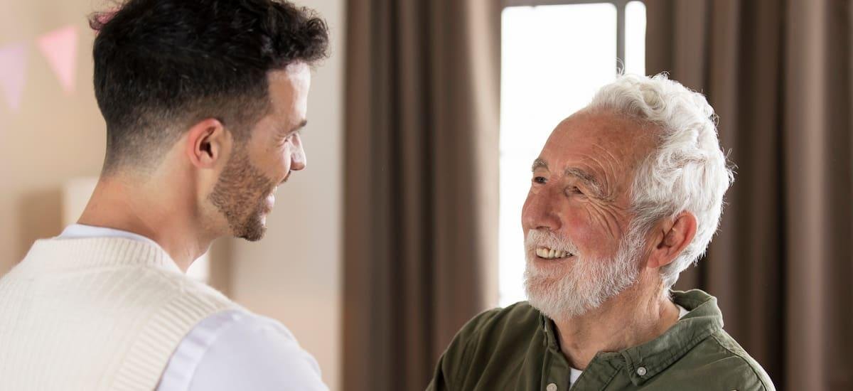 La ley lo confirma | Estas personas podrán deducir más de 500 euros de la renta por cuidar de sus padres mayores de 65 años