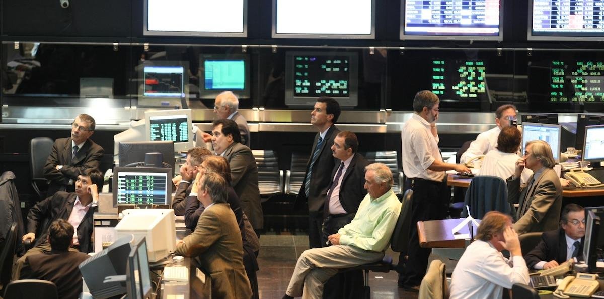 MERCADOS A.LATINA-Monedas y bolsas se derrumban ante aversión al riego por guerra en Oriente Medio