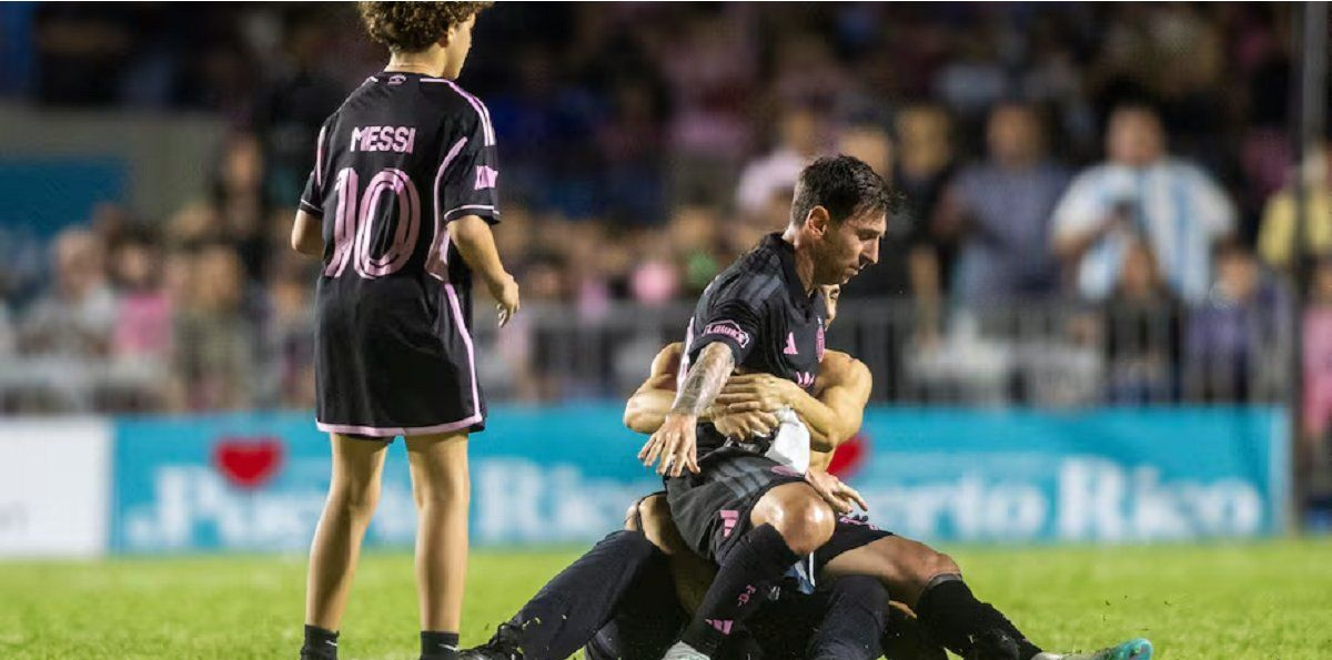 Messi vivió un susto grande en Puerto Rico: un hincha invadió la cancha y lo derribó