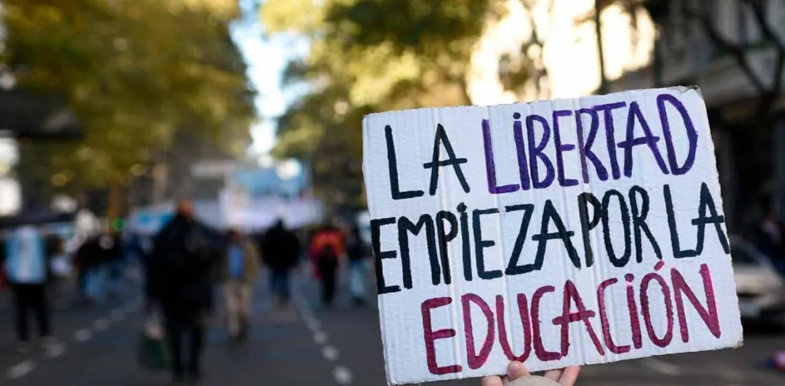 Aulas en rojo y fuga de docentes: la cruda radiografía detrás de la multitudinaria marcha universitaria