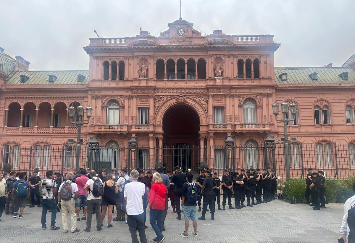 Un suboficial de la Policía Federal se encadenó en la Casa Rosada para exigir una mejora salarial y denunciar corrupción en la fuerza de seguridad