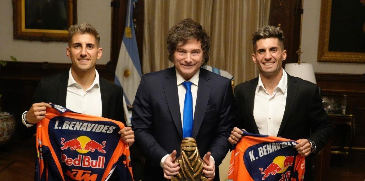 Javier Milei recibió al piloto argentino Luciano Benavides tras su consagración en el Rally Dakar