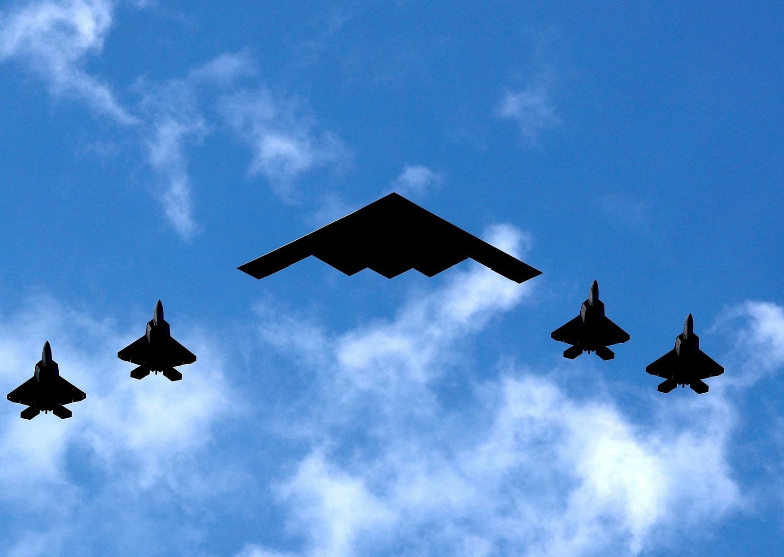 Buques de guerra, drones explosivos y bombarderos furtivos: el arsenal de alta tecnología que EE.UU. despliega en su ofensiva contra Irán