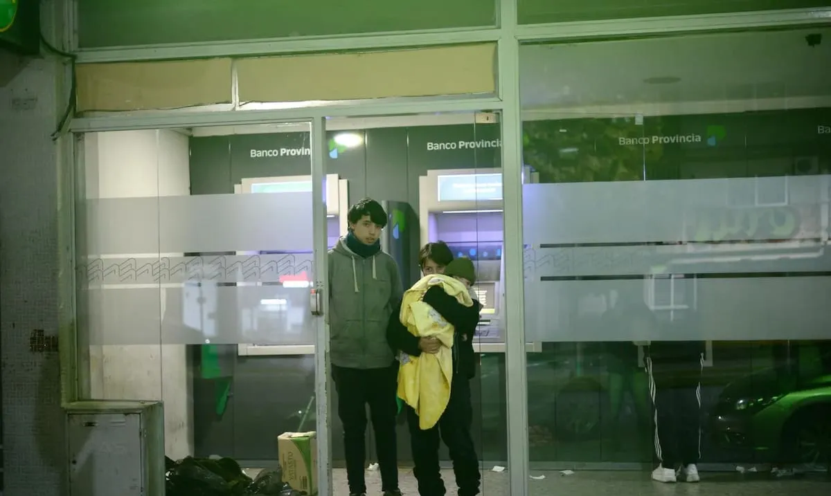 Hace dos años dormían en un cajero de un banco y un medio de La Plata contaba su historia: “Entró un tipo, nos miró y nos cambió la vida”