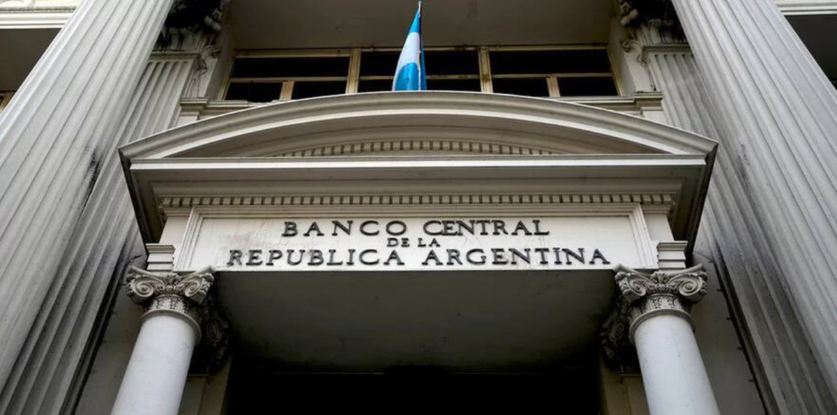 El BCRA mantiene el apretón monetario y detectan señales de intervención para contener el dólar