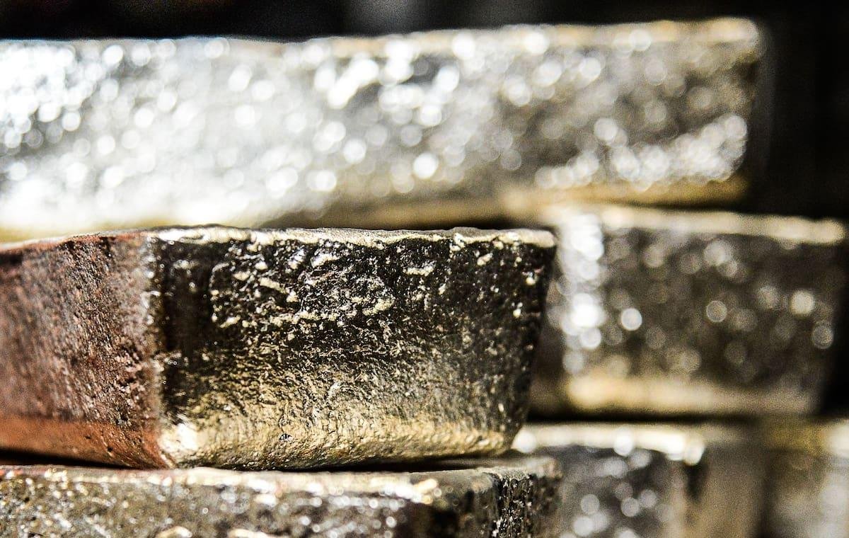 METALES PRECIOSOS-El oro roza los 5.100 dólares impulsado por tensión entre EEUU e Irán