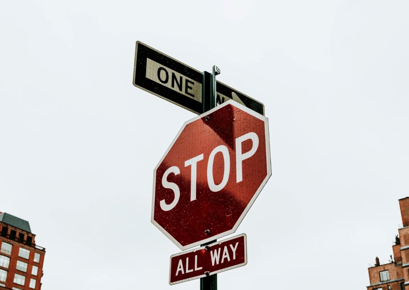 ¿Qué significa la señal de tránsito "ALL WAY STOP" en español?