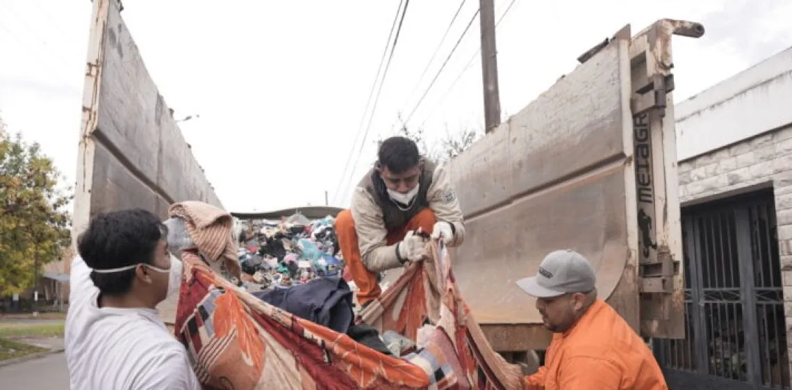 Récord de basura: retiran 38 toneladas de residuos de una casa en Alto Alberdi