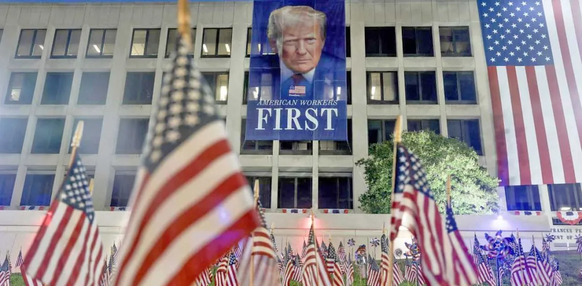 Trump inicia los fastuosos festejos por el aniversario de la independencia, con Estados Unidos dividido