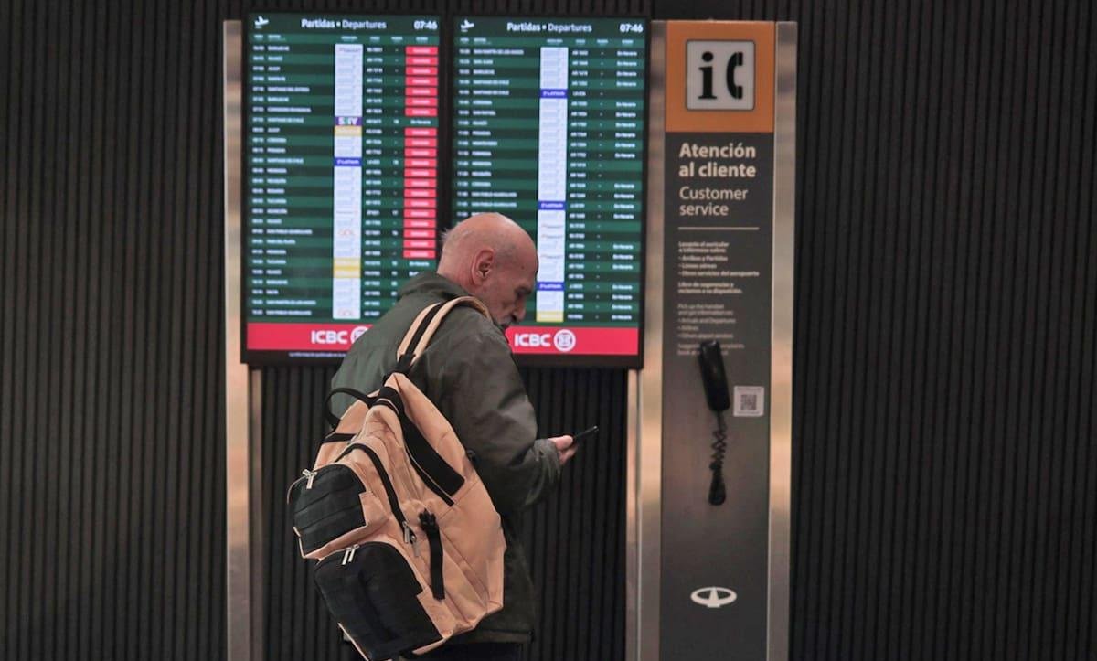 Levantaron el paro de controladores aéreos: qué se sabe de las demoras y reprogramaciones en los vuelos hasta el lunes