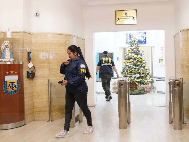 Los allanamientos al fГєtbol: vinculaciones con la financiera cercana a вЂњChiquiвЂќ Tapia, contratos mezclados entre clubes y donaciones inexplicables