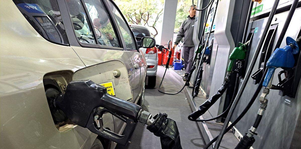 El Gobierno vuelve a postergar subas plenas en los combustibles y aplica un aumento parcial en marzo