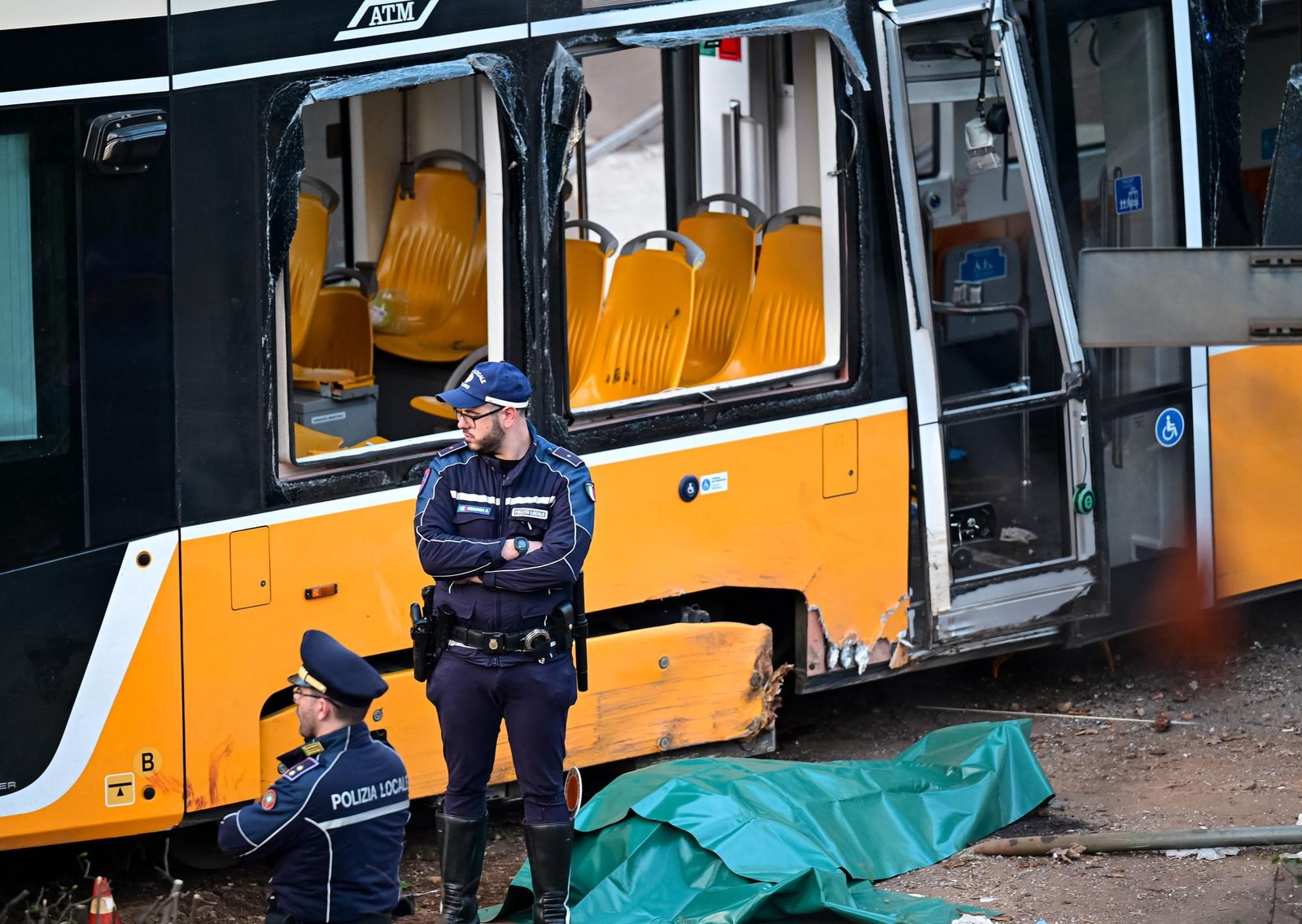 "Como un terremoto": el video del momento exacto en que descarriló el tranvía en Milán