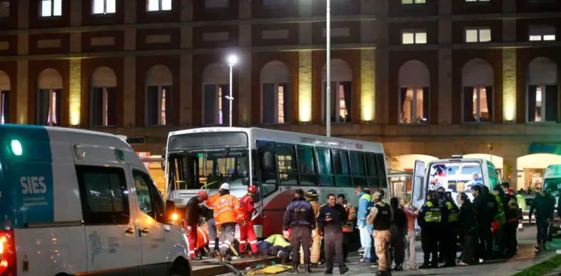 Un colectivo perdió el control en Mar del Plata, se subió a la vereda y mató a una mujer