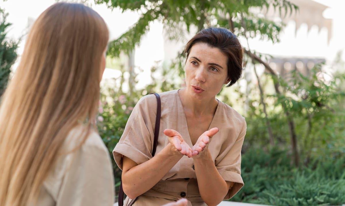 Qué significa cuando una persona interrumpe las conversaciones, según la psicología