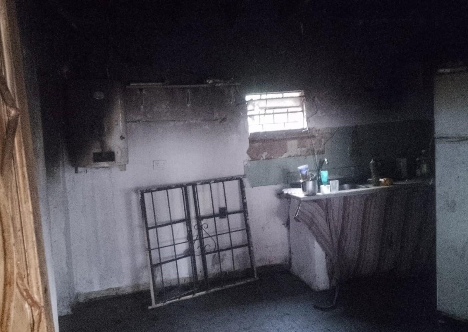 Piden ayuda para una familia a la que se le incendió la casa y murió un nene