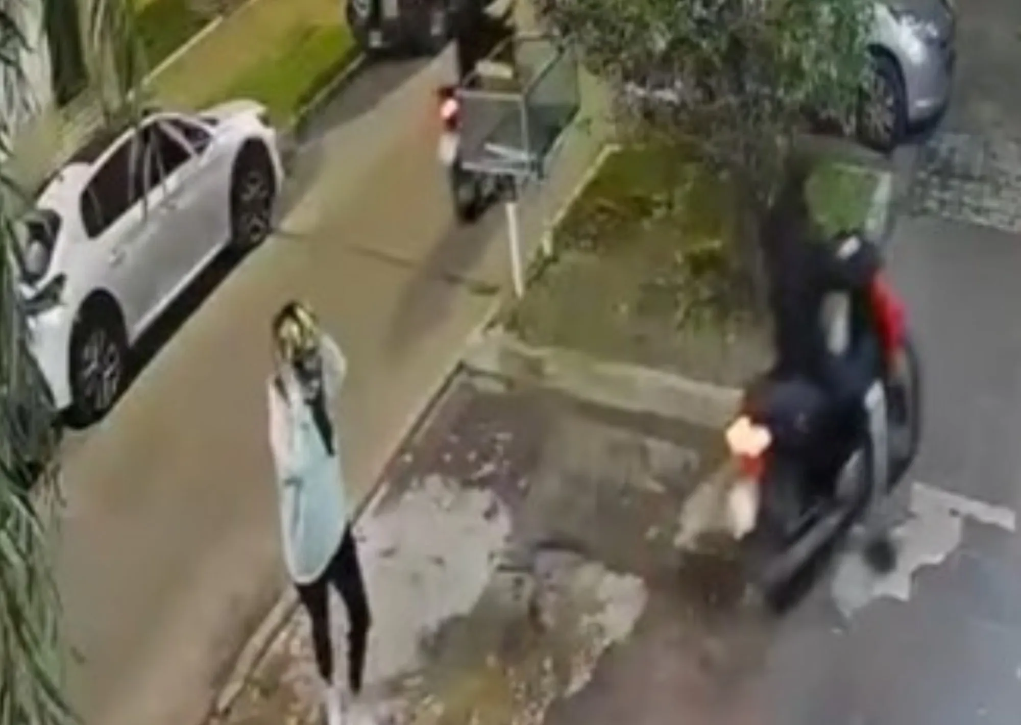 Una mujer utilizó un dispositivo de descargas eléctricas para evitar el robo de su moto: "Supongo que les habrá dolido"