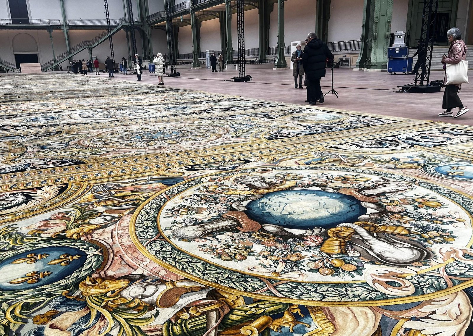 Por primera vez en la historia muestran 41 alfombras del Rey Sol que nunca fueron pisadas