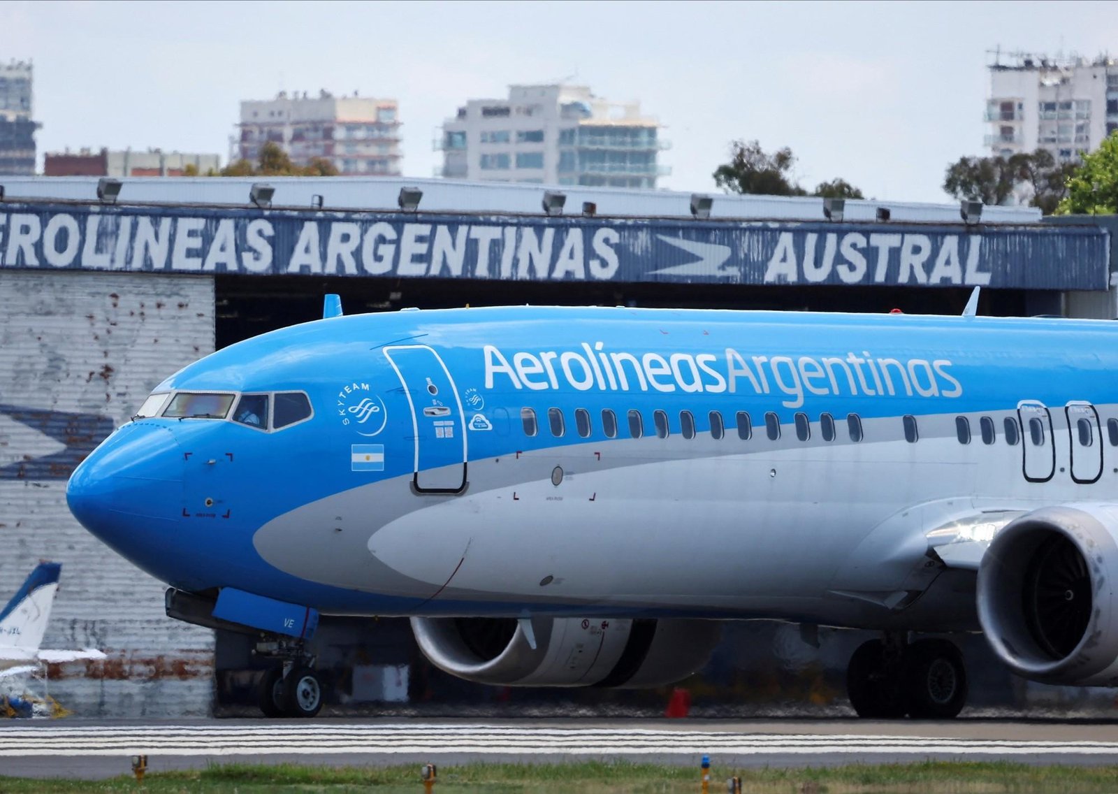 Cayó por una estafa de 500.000 dólares a Aerolíneas Argentinas: millas truchas y pasajes a Roma, Madrid, Cancún y Miami