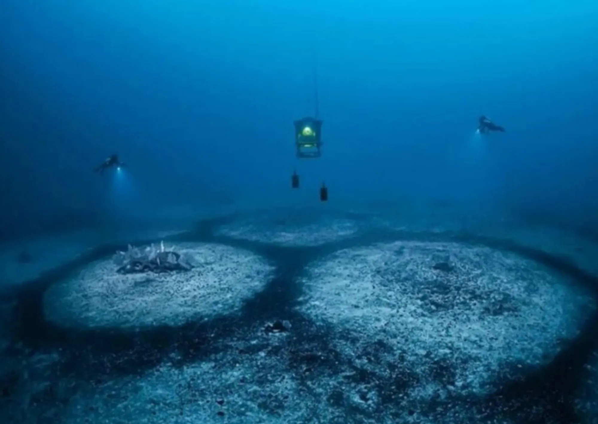 Aventureros exploran el fondo del mar Mediterráneo y encuentran 1.400 círculos gigantes perfectamente dibujados en la arena, intrigando a los científicos por su precisión geométrica