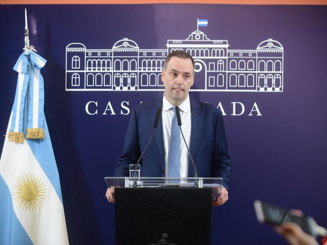 Manuel Adorni publicГі un clip con sus вЂњgrandes Г©xitosвЂќ y se despidiГі como vocero de Javier Milei