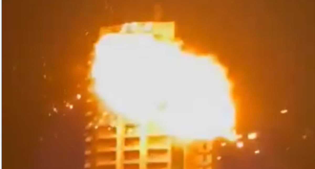 El dramático momento en que un dron iraní impacta contra un edificio residencial en Bahréin