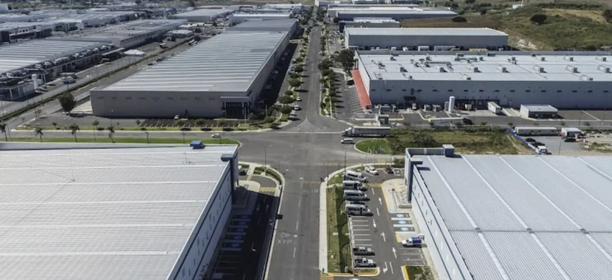 México acelera exportaciones tecnológicas a EEUU mientras la industria automotriz pisa el freno