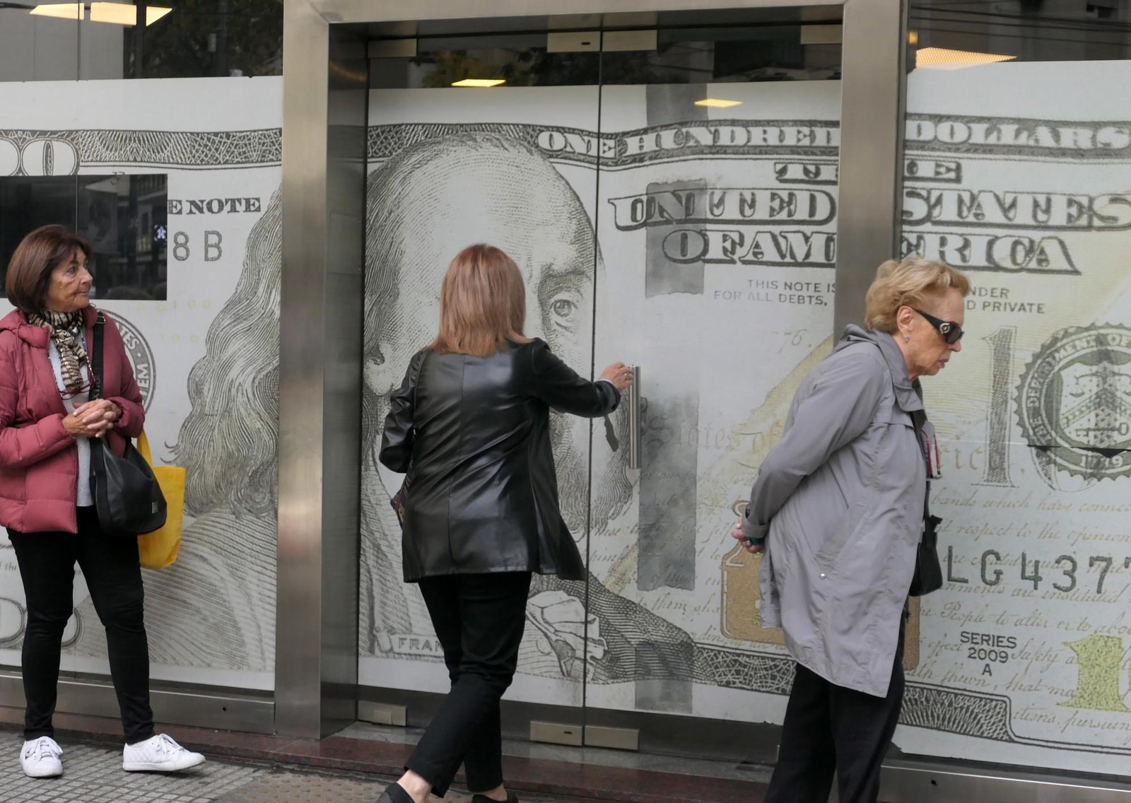 Maniobras con el dólar: el Central dice que "faltan argumentos" para definir el futuro de sus empleados e insiste con apuntar a Massa y Pesce