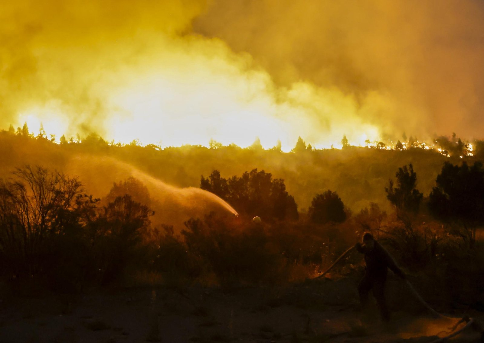 El drama de los incendios en el sur: la ecoaldea de Cholila que vive el día a día con el miedo a las llamas