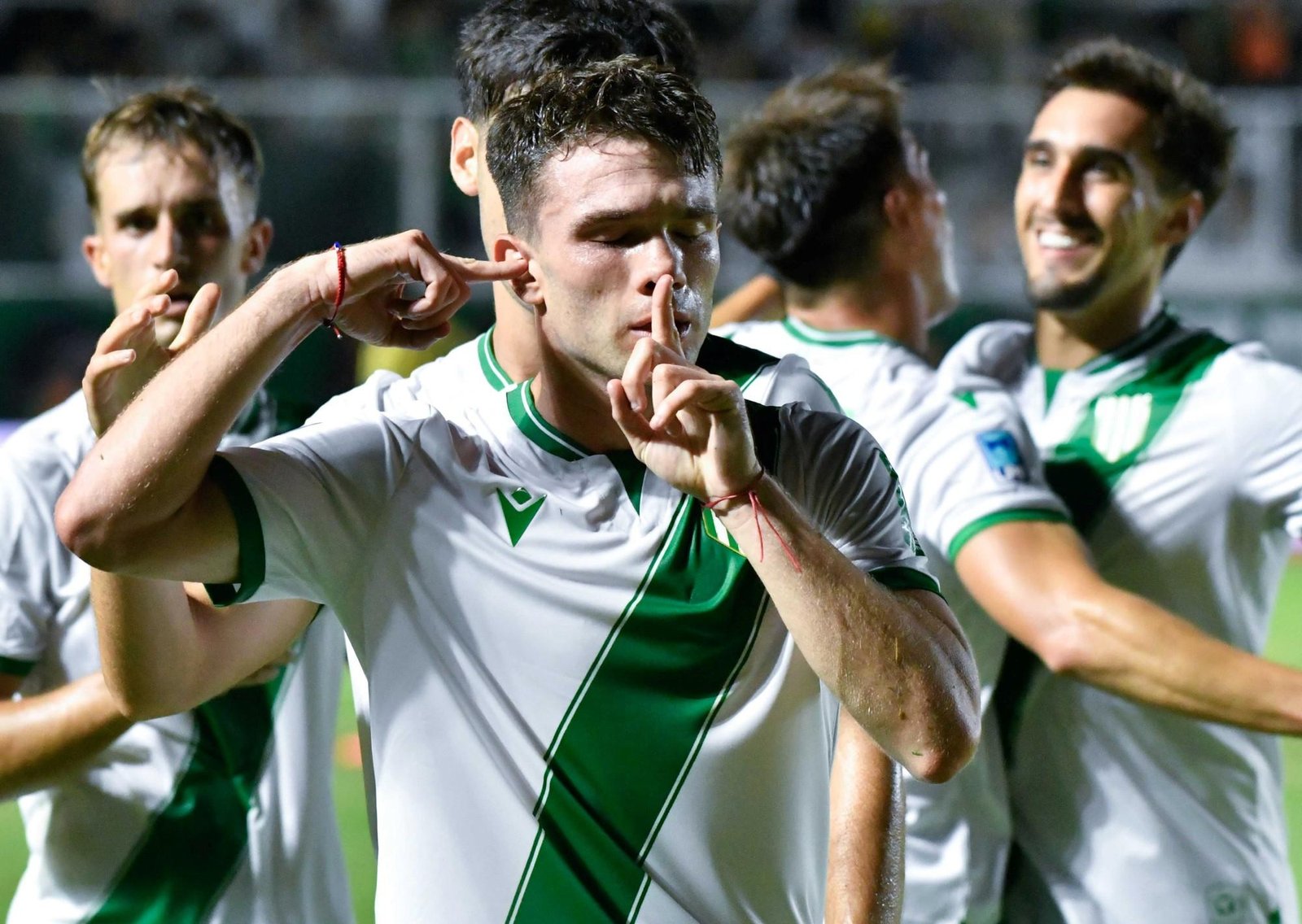 Lautaro Gómez hizo dos golazos calcados para que Banfield le gane a Aldosivi y se meta en playoffs