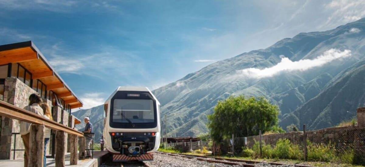 El único tren solar de Latinoamérica es argentino: atraviesa rutas ancestrales y ya buscan replicarlo en Europa