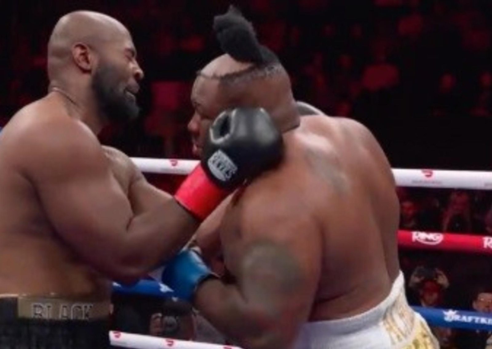 Jarrell Miller se quedó sin peluca ante una multitud en el Madison Square Garden tras un duro golpe de Kingsley Ibeh