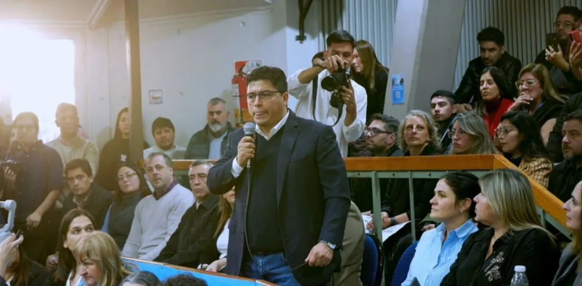 El gobernador de Santa Cruz denunció que tratan de derrocarlo luego que los legisladores K impidieran a la pro...
