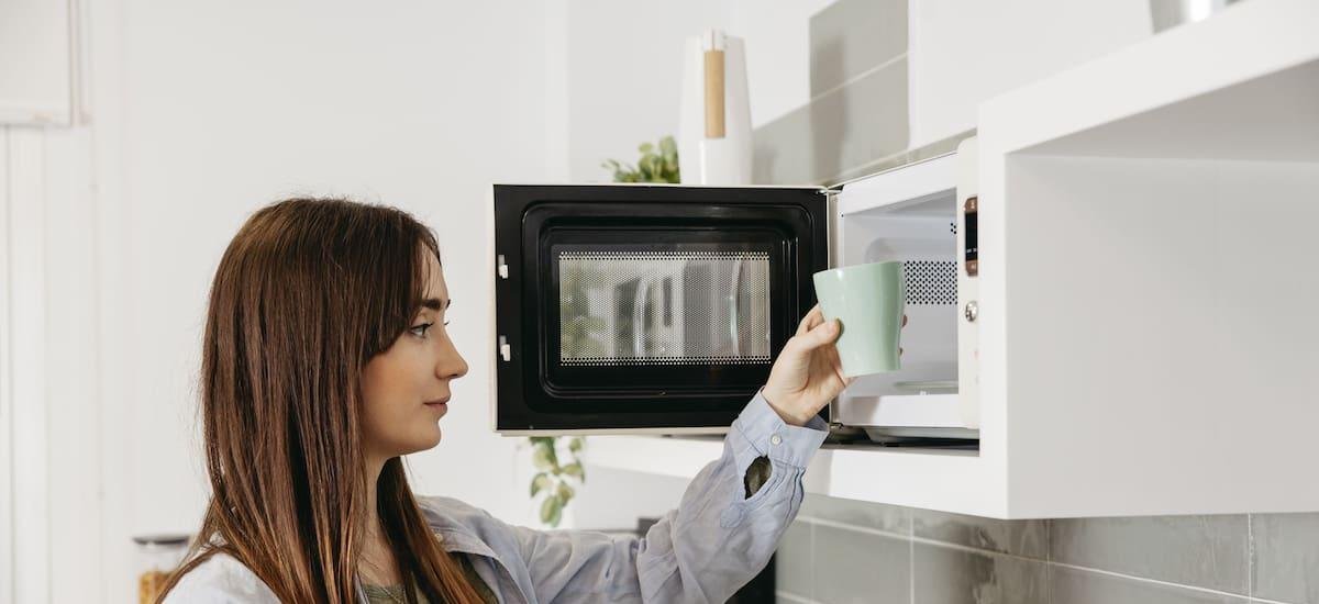 Peligro en el microondas | Este es el gran error que cometemos todos al usar la cocina: cómo afecta a la salud