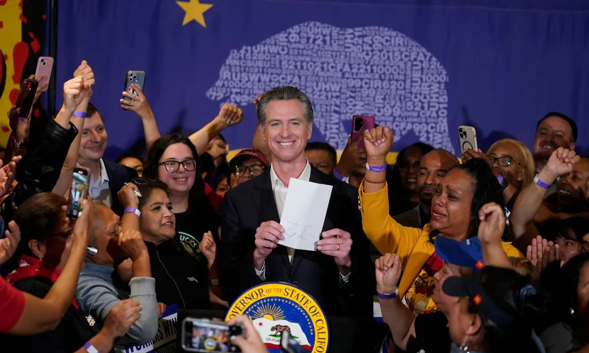 La ley firmada por Newsom que afecta las transacciones virtuales y el envío de remesas en California