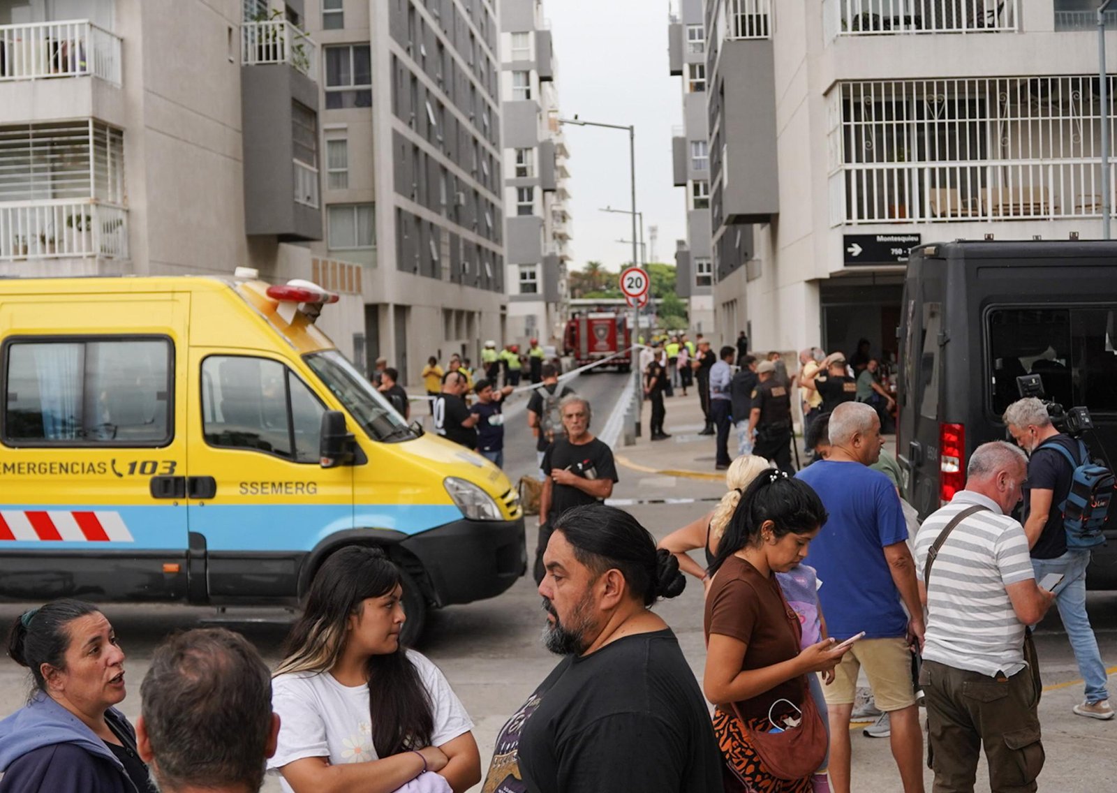 Se derrumbó la cochera de un edificio en Parque Patricios: autos bajo los escombros, más de 200 evacuados y denuncias previas