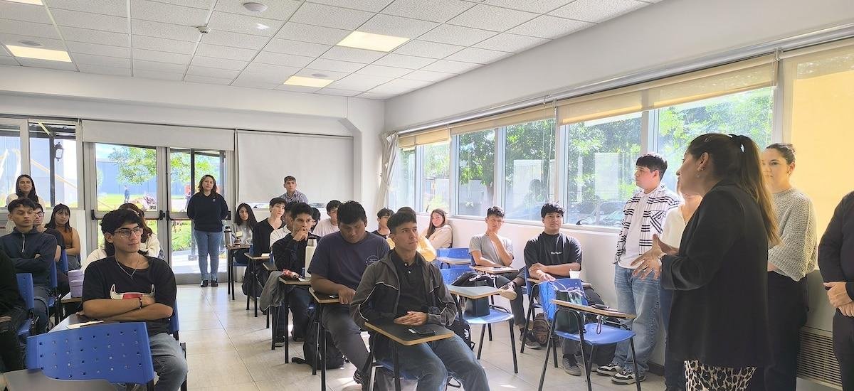 Empleo joven en Argentina: entre la informalidad, las brechas educativas, la urgencia de conectar oportunidades y un caso de éxito