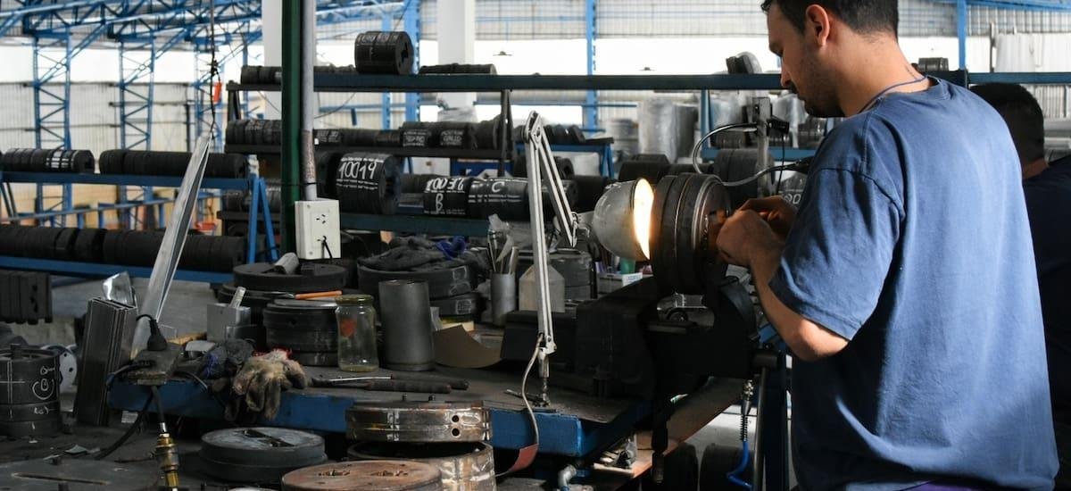 Todo rojo: los datos que muestra la industria en medio de la pelea con Milei