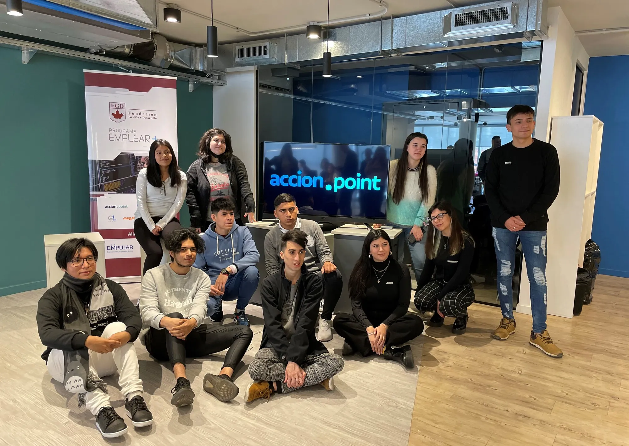 Ofrecen becas gratis para estudiar tecnología a jóvenes que buscan trabajo: cómo anotarse